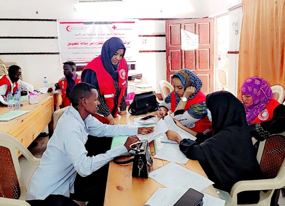 Les volontaires du Croissant-Rouge soudanais travaillent ensemble lors d'une formation à la sécurité en mai 2022