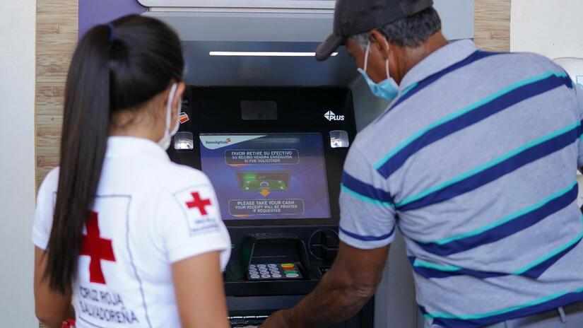 Salvadoran Red Cross volunteers support families with cash assistance during the COVID-19 pandemic
