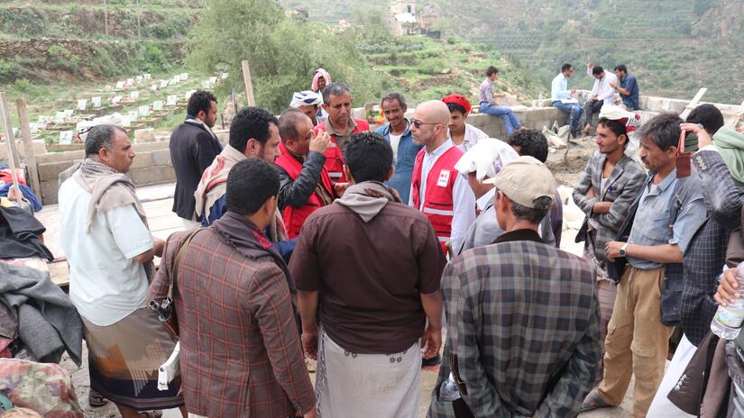 رئيس بعثة الإتحاد الدولي لجمعيات الصليب الأحمر والهلال الأحمر في اليمن سامي فاخوري، يزور مركزاً صحياً حديثاً يديره الهلال الأحمر اليمني ويدعمه الإتحاد الدولي في أغسطس/ آب 2022.