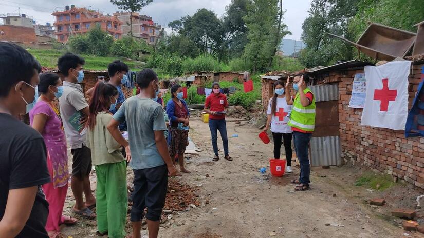 Personas voluntarias de la Cruz Roja Nepalesa se acercan a las comunidades vulnerables del valle de Katmandú para informarles de cómo protegerse de las enfermedades transmitidas por el agua, incluido el cólera.