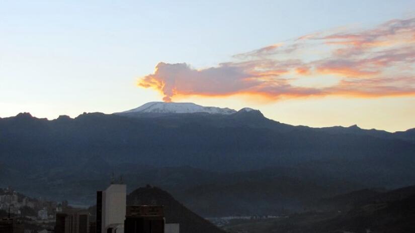 El volcán Nevado del Ruiz, en el centro de Colombia, fotografiado en abril de 2023, expulsando ceniza volcánica.
