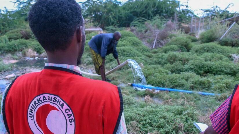 تتدفق المياه من أنبوب متصل ببئر تم تجديده مؤخرًا من قبل سكان قرية كون، والهلال الأحمر الصومالي، والاتحاد الدولي. 