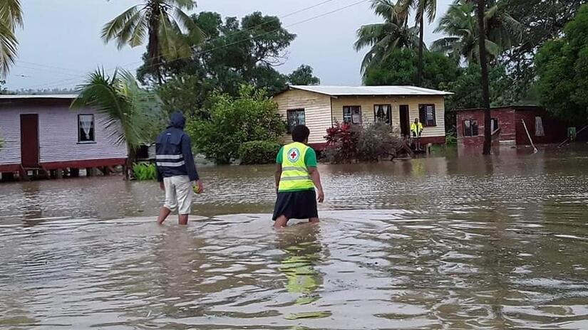 Un voluntario de la Cruz Roja de Fiyi se sumerge para ayudar a las comunidades afectadas por las mareas tormentosas y la subida de las mareas.