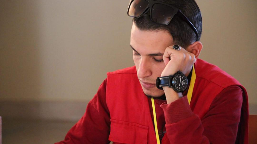 Jusqu'à récemment, Abed Alqader Atiya Alkherm dirigeait le département médias de l'équipe du Croissant-Rouge de Libye à Derna, mettant à profit ses talents d'écrivain et de photographe pour donner une voix aux personnes dans le besoin. Mais il a décidé de quitter ce poste pour rejoindre les équipes d'intervention de première ligne. Tragiquement, lorsque la crue soudaine a frappé Derna, il a perdu la vie alors qu'il aidait les autres.