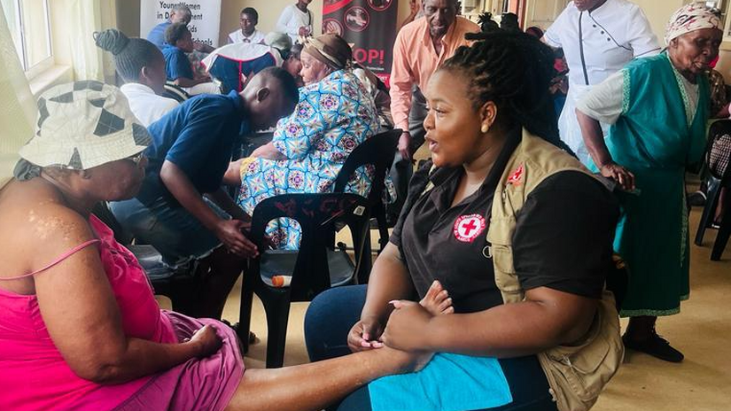 تعمل مسؤولة الشباب في الصليب الأحمر في جنوب أفريقيا، هلونيفيل زينيا (على اليمين)، مع سبعة فروع للصليب الأحمر، للوقاية من فيروس نقص المناعة البشرية، والعنف القائم على النوع الاجتماعي، في كوا زولو ناتال، جنوب أفريقيا. 