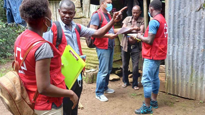 Los brotes de Marburgo también han afectado a otros países, como Guinea Ecuatorial (en la foto), donde los voluntarios de la Cruz Roja van a la comunidad para sensibilizar y prevenir su propagación.