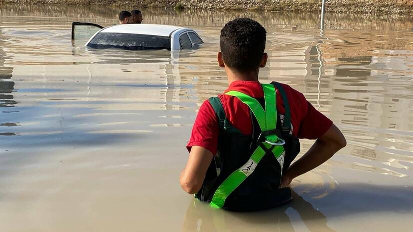 تحدى عمال الإنقاذ التابعون للهلال الأحمر الليبي المياه العميقة والعديد من المخاطر أثناء سعيهم لمساعدة الناجين. 
