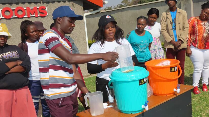 La Cruz Roja de Zimbabue responde al brote de cólera con apoyo y educación para la higiene basados en la comunidad.