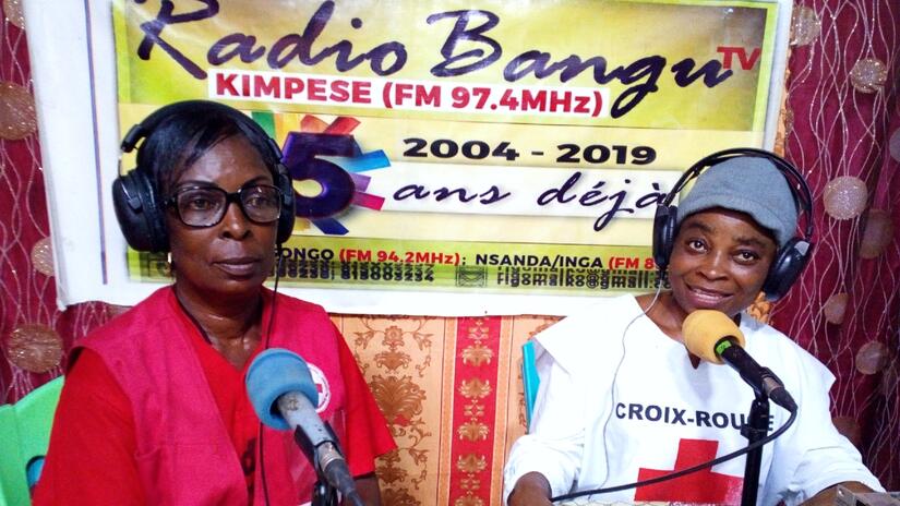 El personal de la Cruz Roja de la República Democrática del Congo habla en Radio Bangu, en la provincia de Kongo Central, para difundir información sanitaria precisa, combatir los mitos sobre las enfermedades y explicar qué servicios presta la Cruz Roja en las comunidades locales.