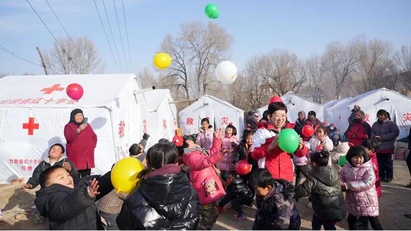 إلى جانب توفير المأوى والغذاء، وغيرها من الخدمات، قدم متطوعو جمعية الصليب الأحمر الصيني خدمات وأنشطة للأطفال لمساعدتهم على التعامل مع التغيرات الكبيرة والخسائر الناجمة عن الزلزال. 