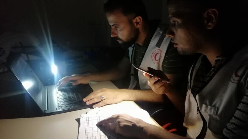 صورة التقطها عمرو تظهر متطوعي جمعية الهلال الأحمر الفلسطيني اثناء عملهم في ظل انقطاع التيار الكهربائي.