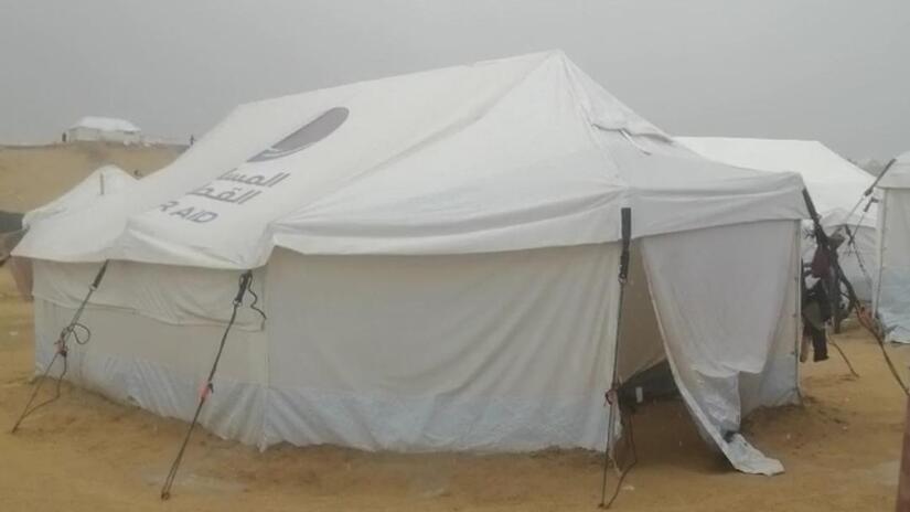 الخيمة التي يعيش فيها عمرو وعائلته حاليًا في رفح، تظهر هنا وسط عاصفة من الرياح والأمطار الغزيرة. 