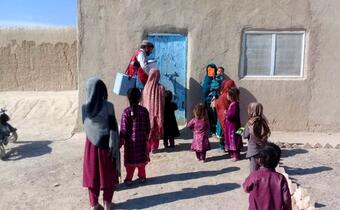 A vaccinator with the Pakistan Red Crescent Society conducts outreach activities in Balochistan province in January 2020