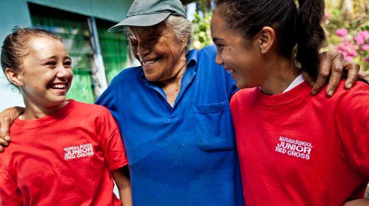 متطوعون شباب في جزر كوك يشاركون في برنامج "الصليب الأحمر للناشئين" لزيارة كبار السن في مجتمعهم للمحادثة والوجبات وتزويدهم بالإمدادات حتى يتمكنوا من الاستعداد قبل موسم الأعاصير