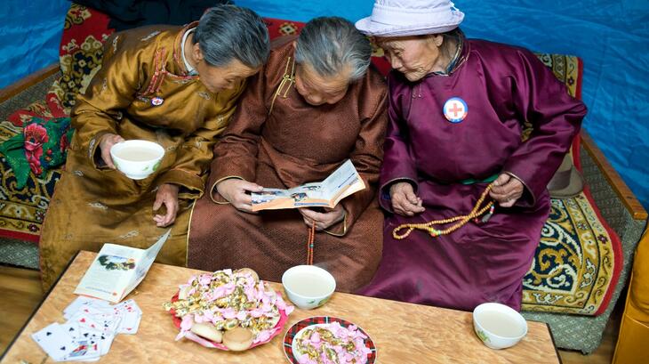 نساء يلعبن الورق في مركز رعاية اجتماعية تابع للصليب الأحمر المنغولي لكبار السن في مقاطعة أوفورخانغاي في منغوليا
