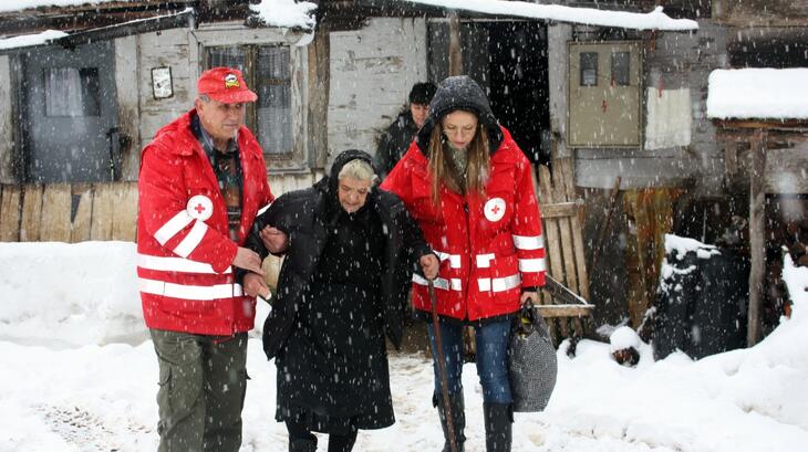 Lors d'un hiver particulièrement rigoureux en Croatie en 2018, les visiteurs de la Croix-Rouge croate ont effectué des visites de porte à porte dans les maisons pour s'assurer que les personnes âgées étaient isolées par la neige et les emmener dans des abris sûrs et chauds.