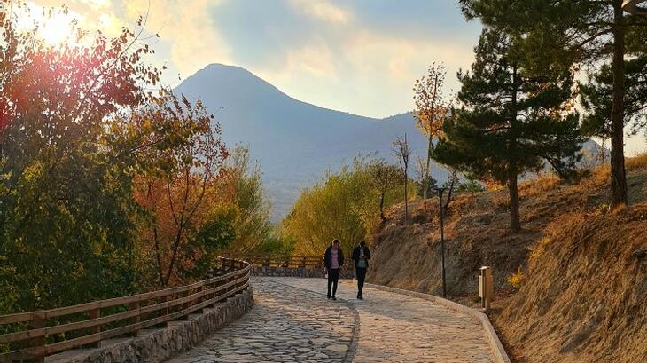 A shot of two people walking in Konya, Türkiye by ESSN Storyteller, Abdurrezak . Abdurrezak says "Words cannot describe the beauty and splendor of nature.""