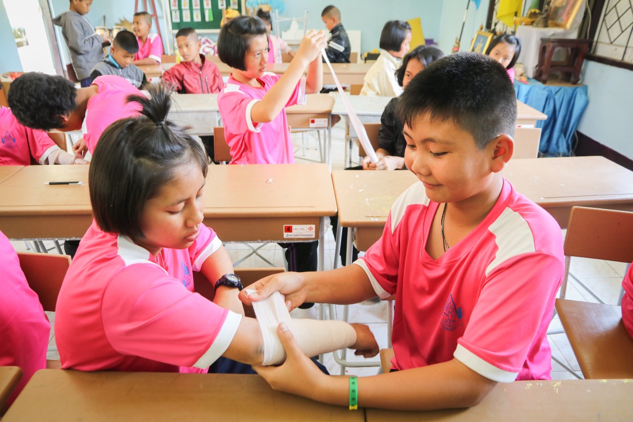 Enseñanza de primeros auxilios a escolares de la provincia de Kanchanaburi, Tailandia, como parte de un proyecto de reducción del riesgo de desastres 