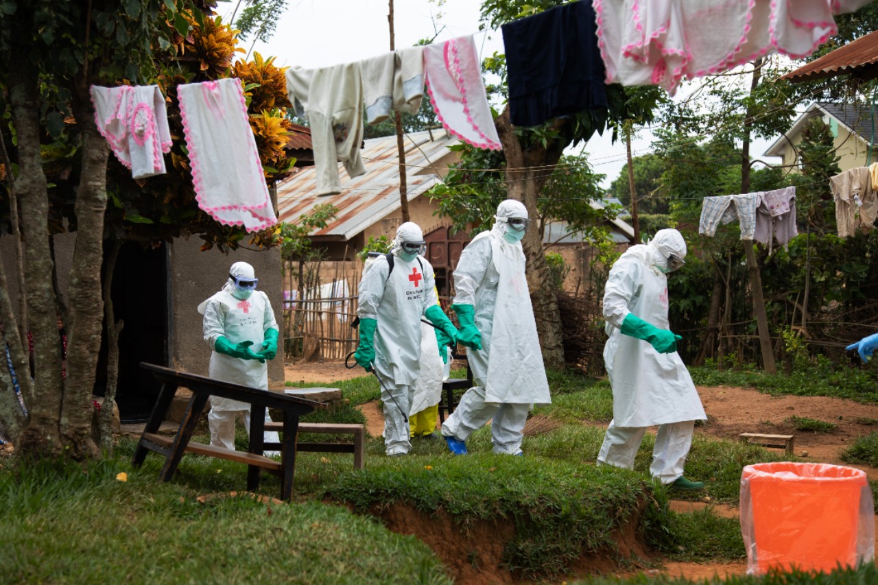 Une équipe de la FICR chargée de l'enterrement en toute sécurité et dans la dignité répond à une alerte lancée par des membres des familles ayant perdu un proche suspecté d'Ebola.