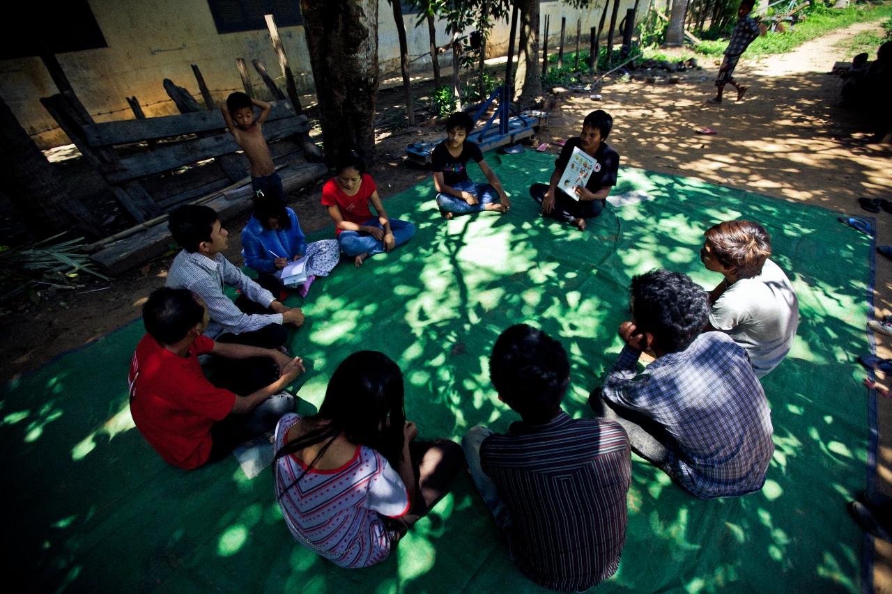 En Camboya, Moeun, un ex traficante de drogas y educador de pares, está llevando a cabo sesiones grupales en comunidades sobre los peligros de las drogas y sus riesgos
