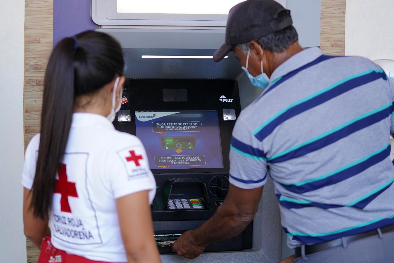 El voluntariado de la Cruz Roja Salvadoreña apoya a las familias con asistencia en efectivo durante la pandemia de COVID-19 