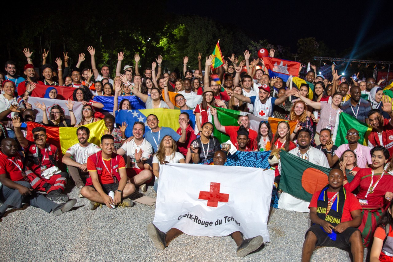 Jóvenes voluntarios y voluntarias de todo el Movimiento Internacional de la Cruz Roja y de la Media Luna Roja celebran juntos en el encuentro mundial de jóvenes de Solferino 2019 en Italia