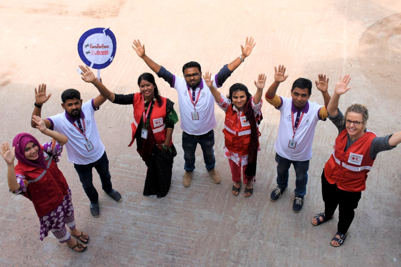 Le personnel du Croissant-Rouge du Bangladesh et de la FICR pose pour une photo à l'occasion de la Journée internationale de la femme en mars 2020.