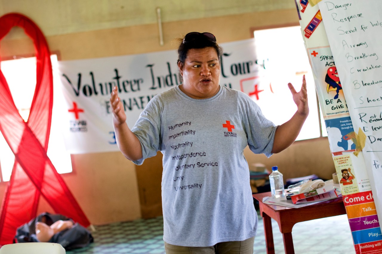Un instructor de la Cruz Roja de Tuvalu imparte formación introductoria a las nuevas personas voluntarias sobre los principios fundamentales 