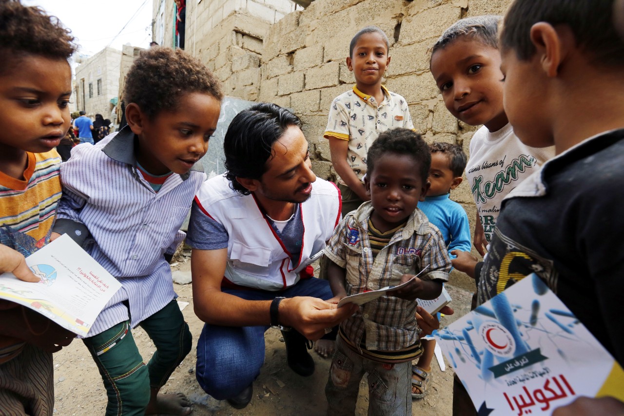 Un voluntario de la Media Luna Roja de Yemen enseña a un grupo de niños a lavarse las manos correctamente antes y después de comer para ayudar a prevenir la infección del cólera