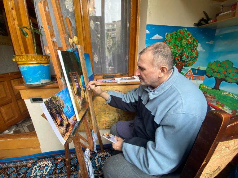 Fuad's father Rəxşəndə paints in his home studio