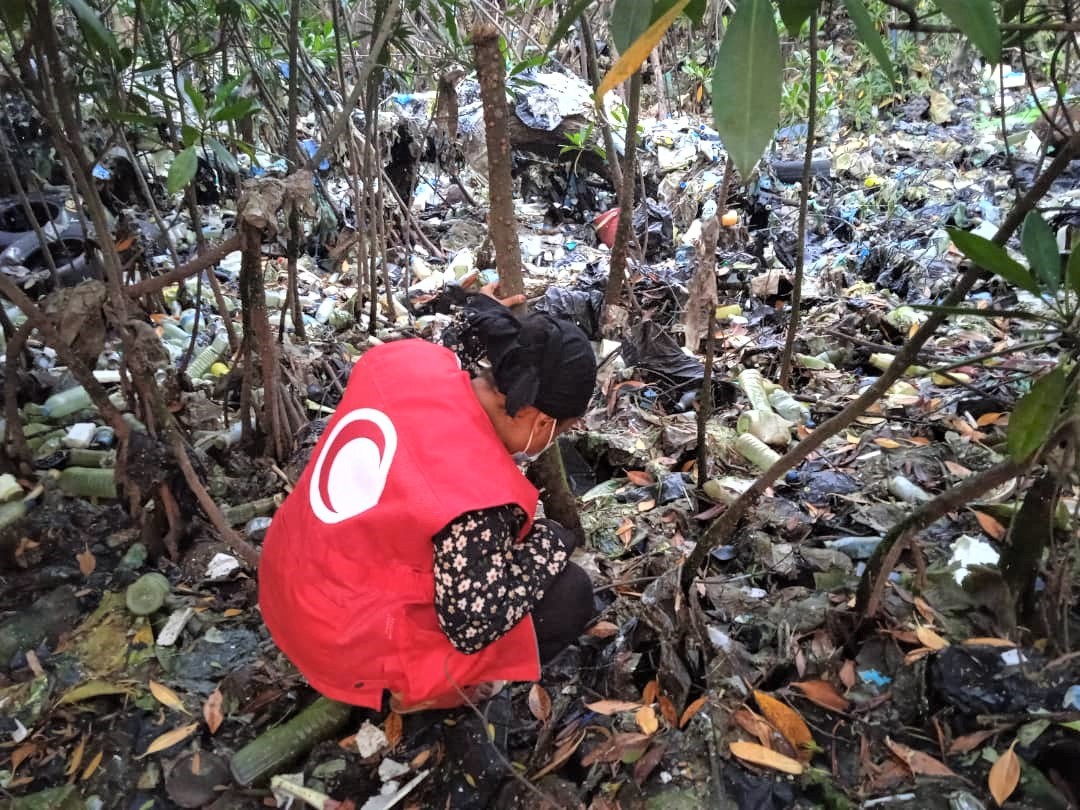 A Voidjou, un volontaire du Croissant-Rouge comorien évalue la situation des déchets qui s'entassent dans la mangrove depuis l'apparition de la pandémie de Covid-19.