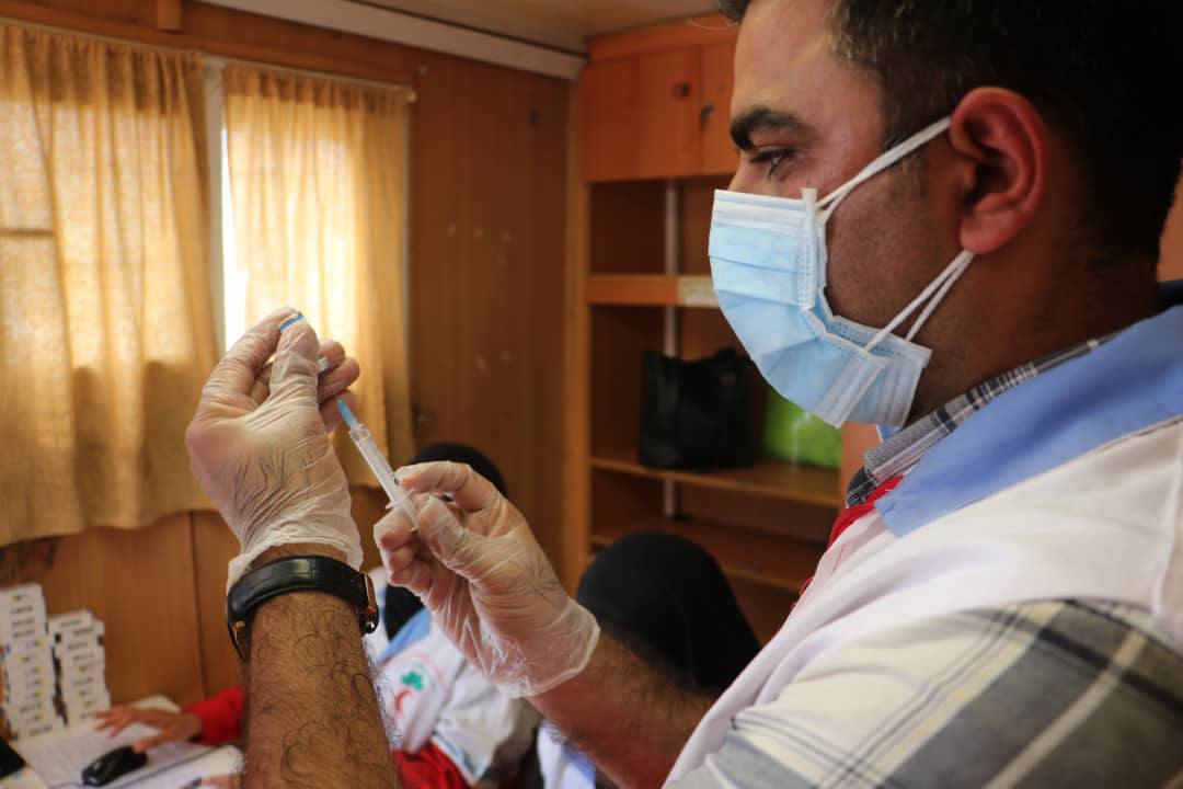 La Media Luna Roja iraní está al frente de la respuesta al COVID-19 en Irán. Además de apoyar a las comunidades para que se mantengan seguras, ha establecido cinco hospitales de campaña para tratar a los pacientes con COVID-19, tiene voluntarios en los centros de vacunación de todo el país y ha importado millones de vacunas. 