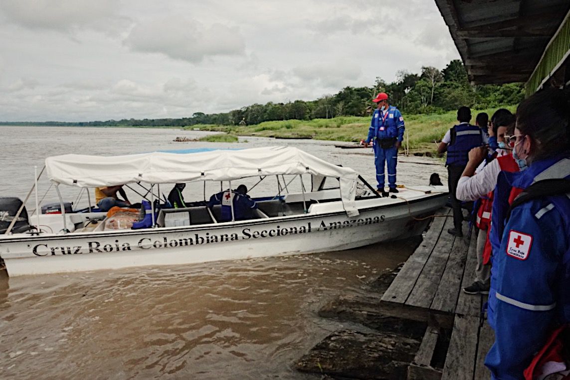 Vehículos fluviales y personal de la Cruz Roja Colombiana en el Río Amazonas.