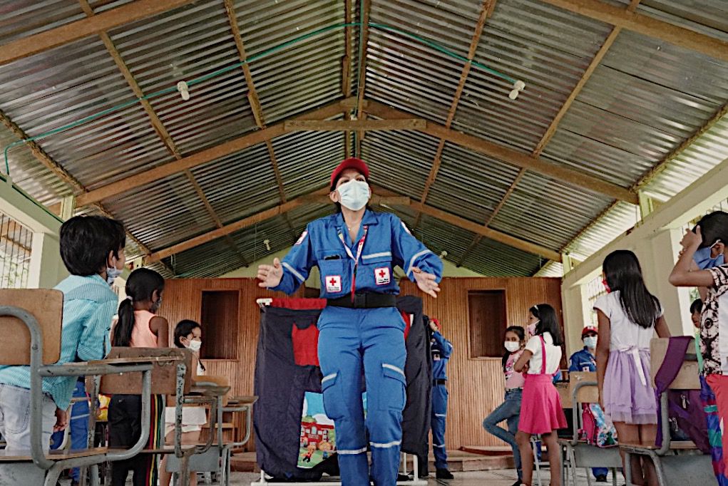 Angela Hoyos referente psicosocial de la Sociedad Nacional de la Cruz Roja Colombiana realiza socialización de actividad psicosocial a niños y niñas afectadas por la pandemia de COVID-19.