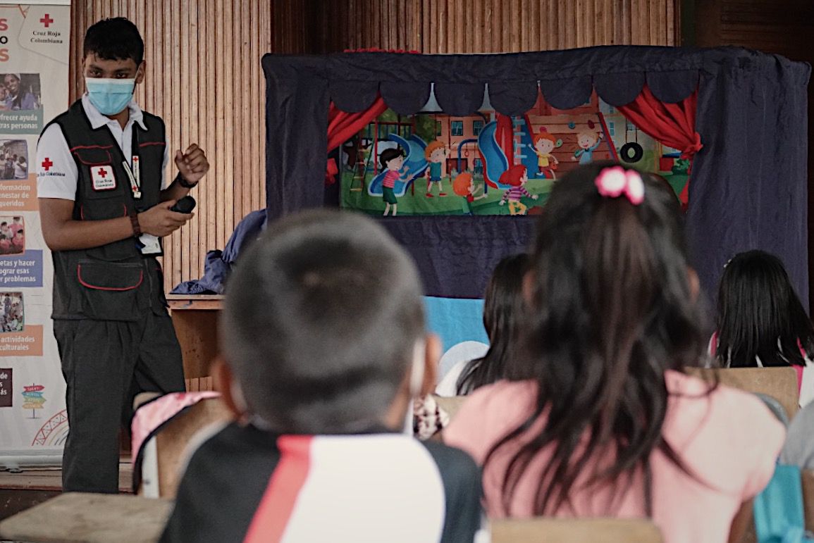 Niños y niñas indígenas participan en actividades de apoyo psicosocial en el Amazonas, Colombia.