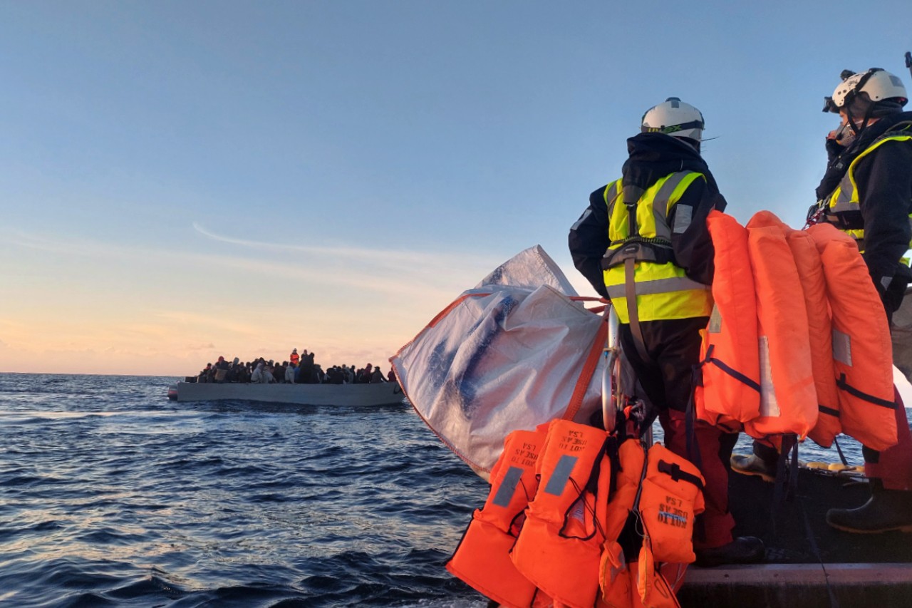 El barco de búsqueda y rescate Ocean Viking tuvo un fin de semana extremadamente intenso el 12 y 13 de febrero de 2022, con la tripulación salvando a 247 personas en el mar en menos de 36 horas. El barco es operado por la organización europea de búsqueda y rescate marítimo SOS MEDITERRANEE en asociación con la IFRC.