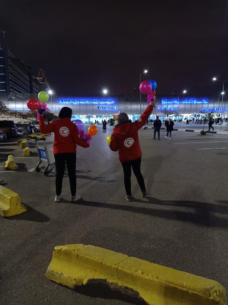 متطوعو الهلال الأحمر المصري يرحبون بالعائلات النازحة من اوكرانيا.