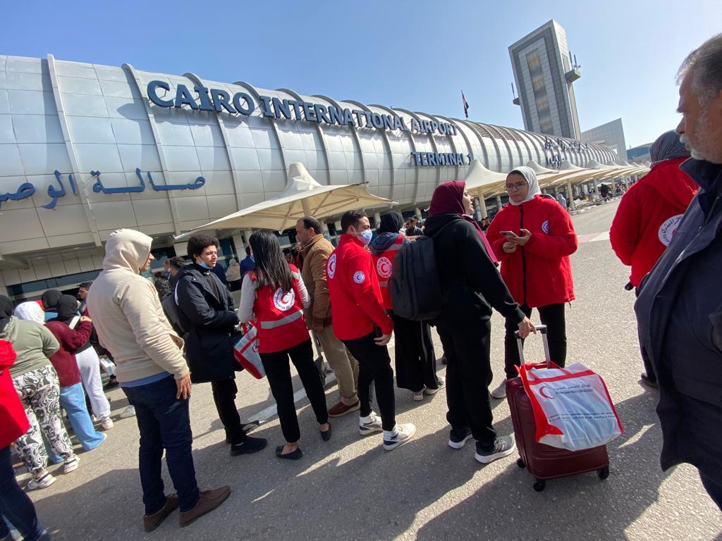 يساعد متطوعو الهلال الأحمر المصري النازحين المصريين في تسهيل عودتهم الى مصر ودعمهم حين يصلون الى القاهرة.
