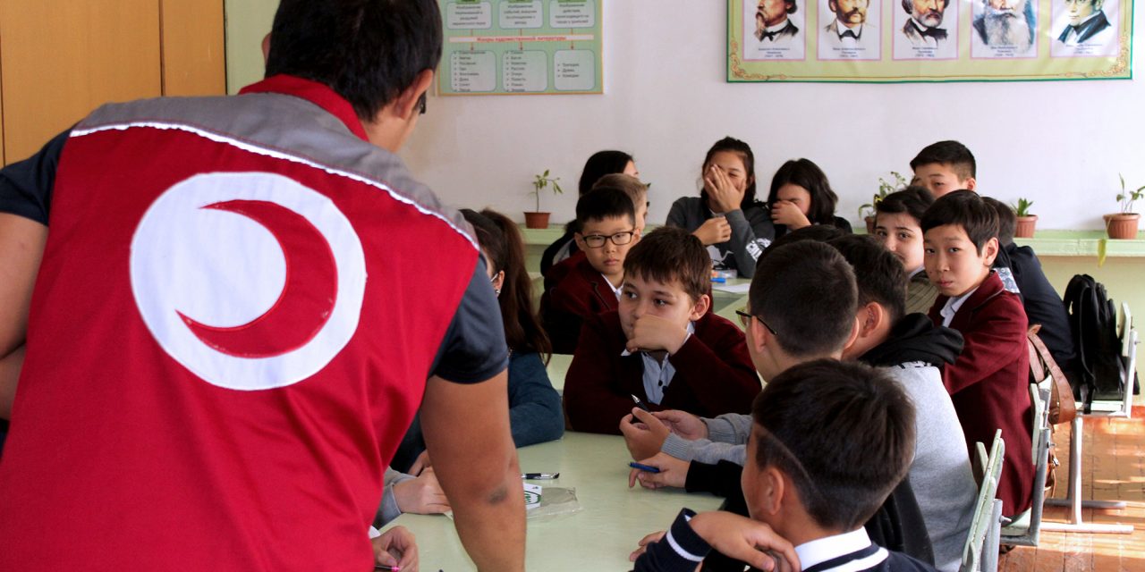 Kyrgyzstan Red Crescent volunteers teach school children about road safety as part of a project funded by the Empress Shôken Fund.