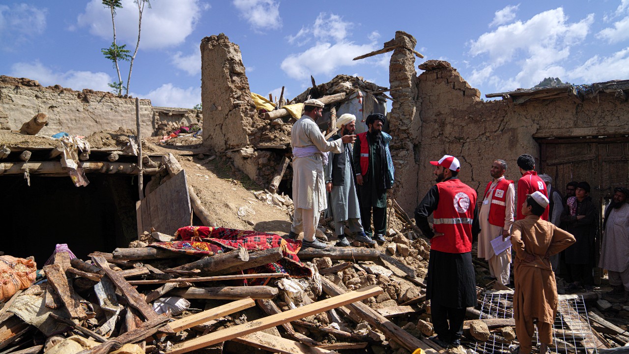 Un tremblement de terre meurtrier de magnitude 5,9 a frappé le sud-est de l'Afghanistan le 22 juin 2022, faisant plus de 1000 morts et causant une grande détresse pour des populations qui souffraient déjà de multiples autres catastrophes telles que les conflits, les catastrophes liées au climat, la sécheresse et l'insécurité alimentaire. Les équipes du Croissant-Rouge afghan sont intervenues immédiatement pour secourir les survivants et fournir une aide humanitaire aux personnes touchées. 