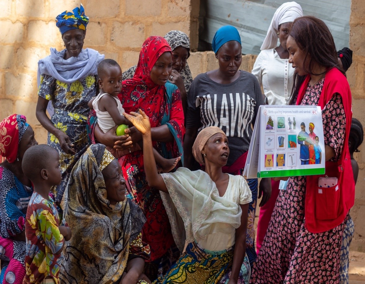 Mothers receive life-saving information from Nigerian Red Cross volunteers as part of the Mothers' Club activities. 