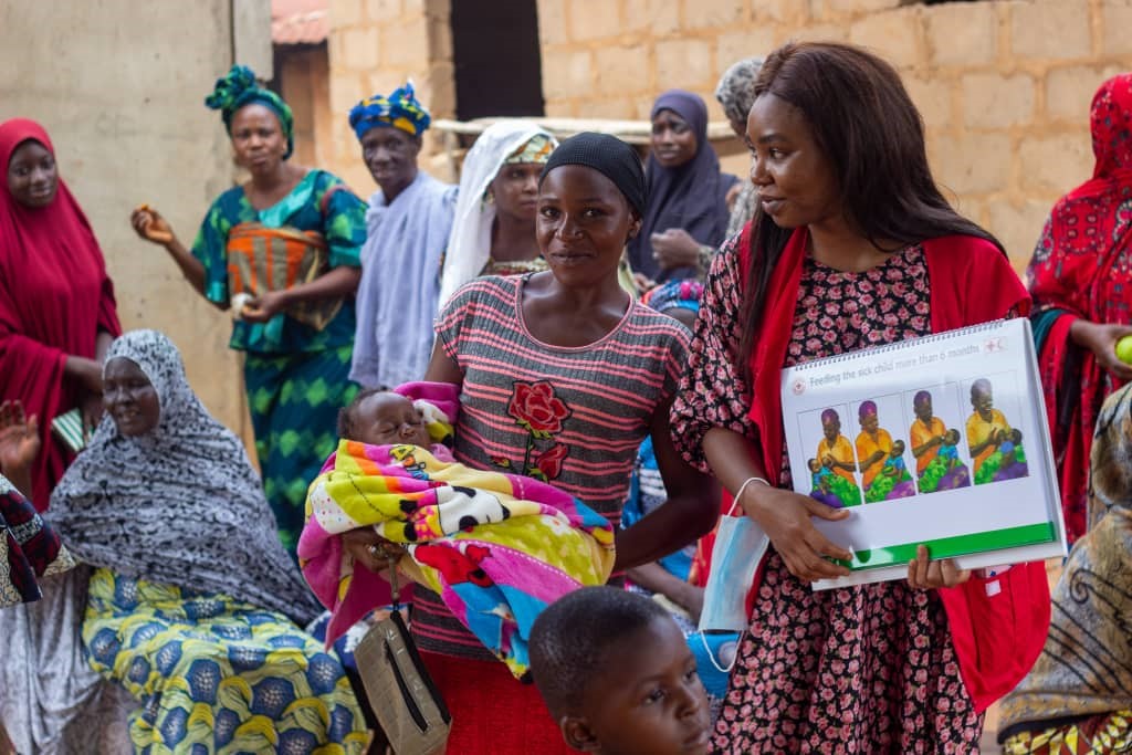 En Nasarawa, estado de la región centro norte de Nigeria, los voluntarios y voluntarias de la Cruz Roja Nigeriana llevan a cabo actividades de sensibilización en el marco de la lucha contra la desnutrición, que es una de las consecuencias de la crisis alimentaria que afecta al país.