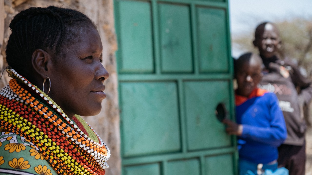 Scolastica Esekon se asoma desde su casa en el condado de Isiolo (Kenia), donde ella y su comunidad están sufriendo por el fracaso de cuatro temporadas consecutivas de lluvias 