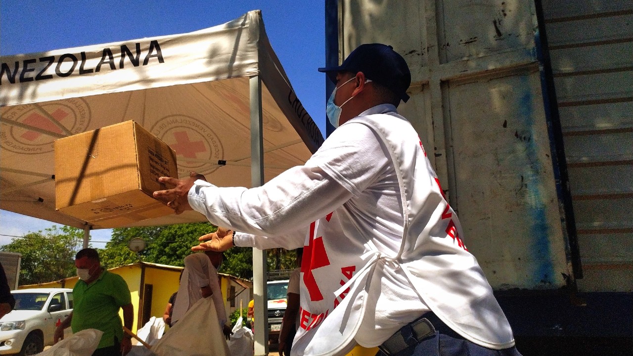 Following flooding in Mara, Venezuela in September 2022, the IFRC provided DREF funding to the Venezuelan Red Cross who quickly supported affected communities with hygiene kits, cooking items, water purifiers, mosquito nets and masks.