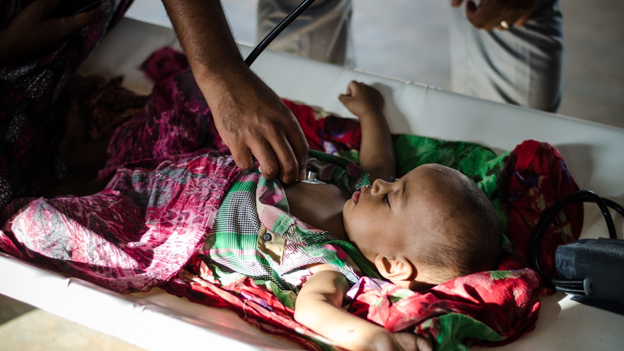 Un médico de la Media Luna Roja Somalí examina a su joven paciente, aquejado de diarrea acuosa aguda/cólera. Tras cuatro días de tratamiento, el niño se recupera.