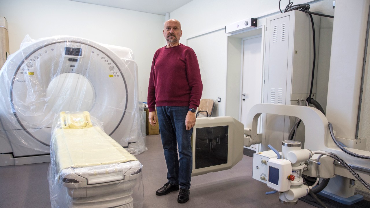 Ihor, un profesional médico de Bakhmut, oblast de Donetsk, en el departamento de rayos X de su hospital reubicado en Brovary.