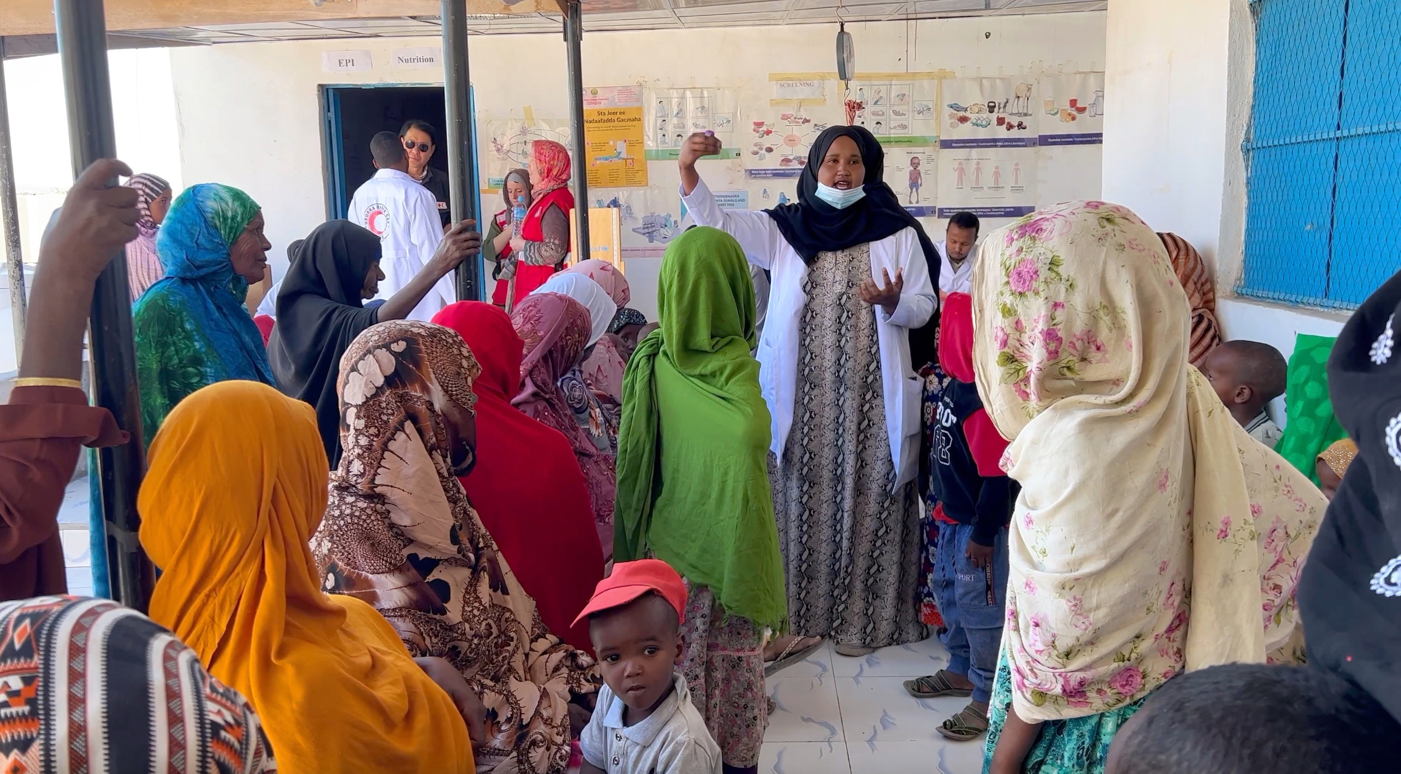 While waiting for malnutrition screening for their children, mothers receive an information session on the importance of breast feeding at a Somali Red Crescent Society supported clinic near Borama. 