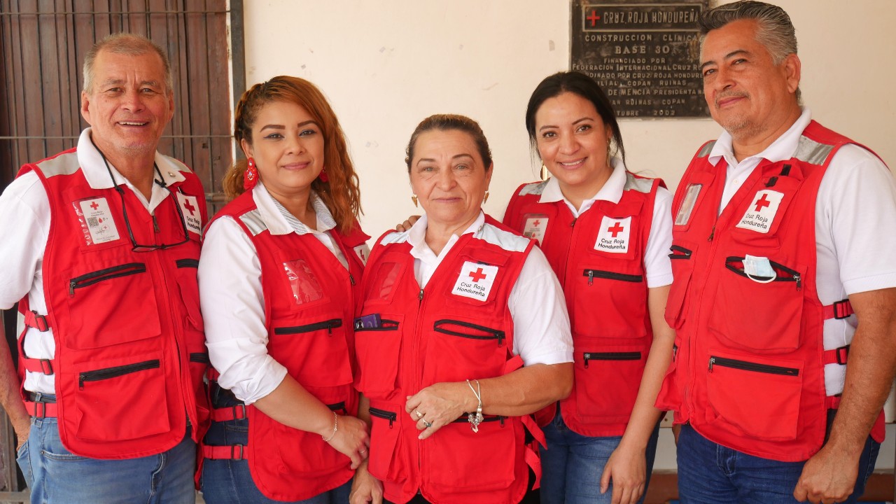 Les volontaires de la Croix-Rouge hondurienne Stanley, Jimena, Mirian, Loany et Napoleón se tiennent ensemble pour une photo à la branche Copan Ruinas de la Croix-Rouge hondurienne.