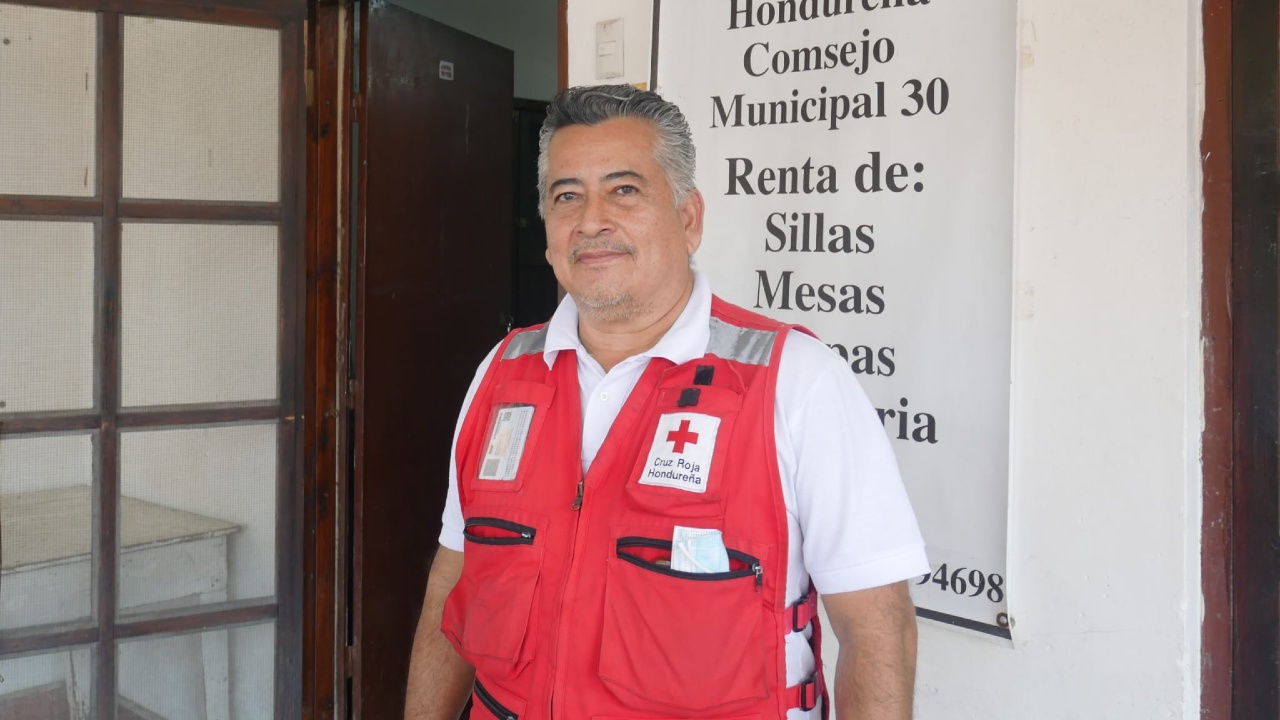 Napoleón, volontaire de la Croix-Rouge hondurienne, se tient debout devant le bureau de la section de Copán Ruinas, à l'ouest du Honduras.