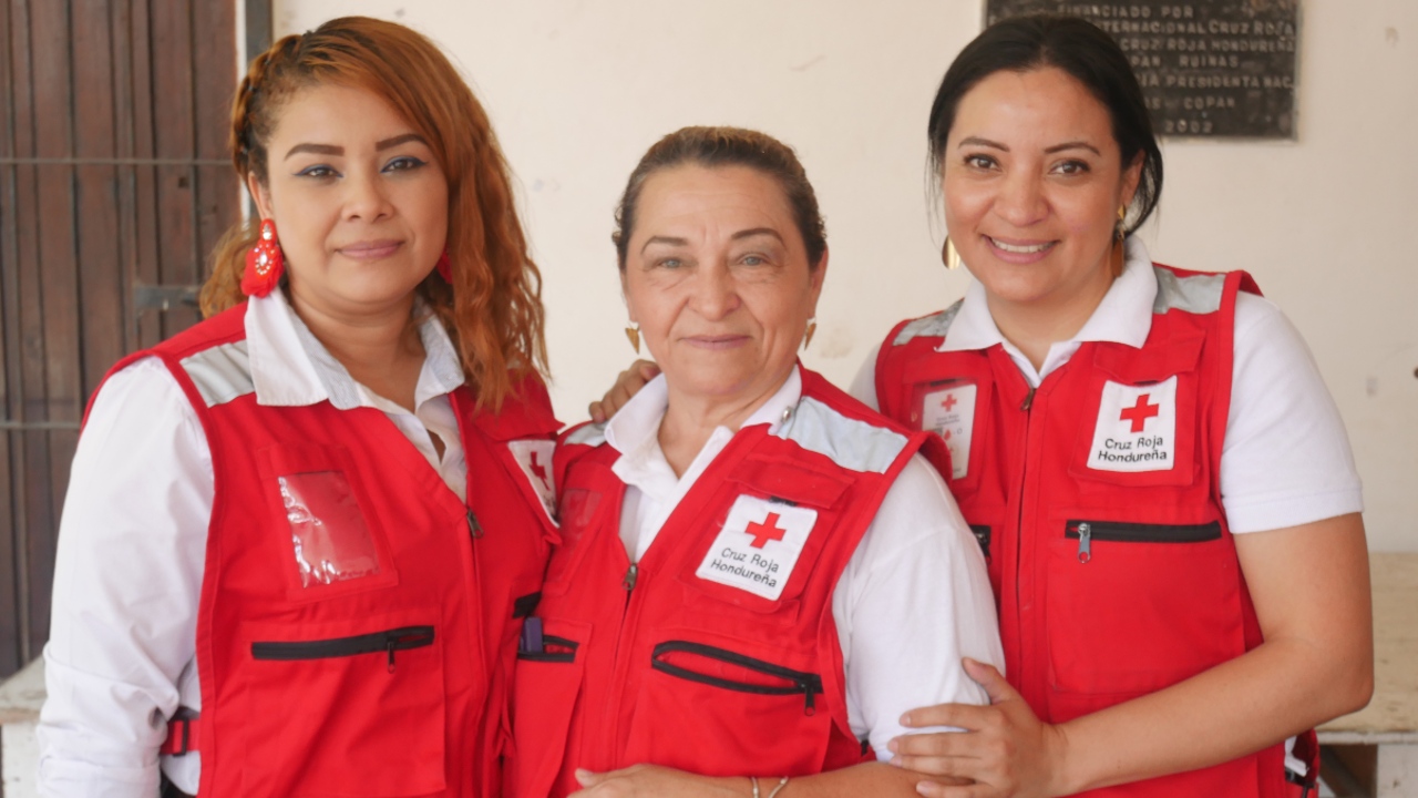 Jimena, Mirian et Loany, membres de la Croix-Rouge hondurienne, sourient ensemble.